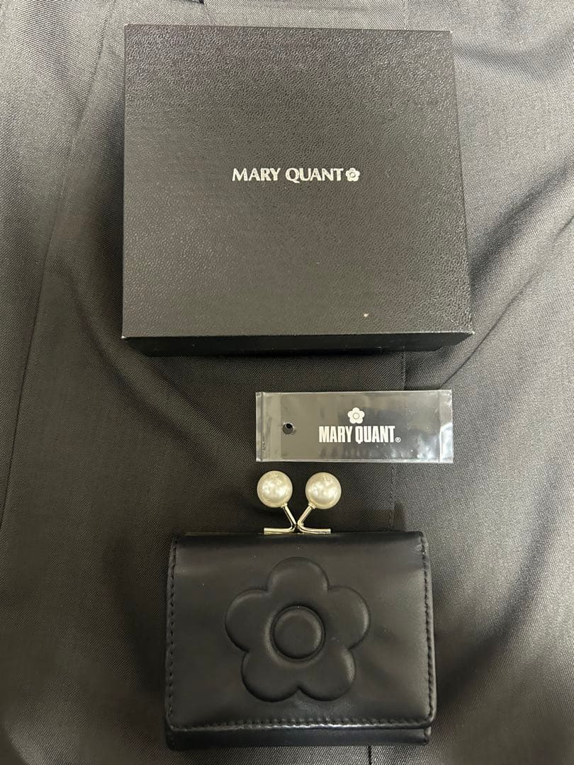 マリークワント　エンボスデイジーパール ミニウォレット　ブラック