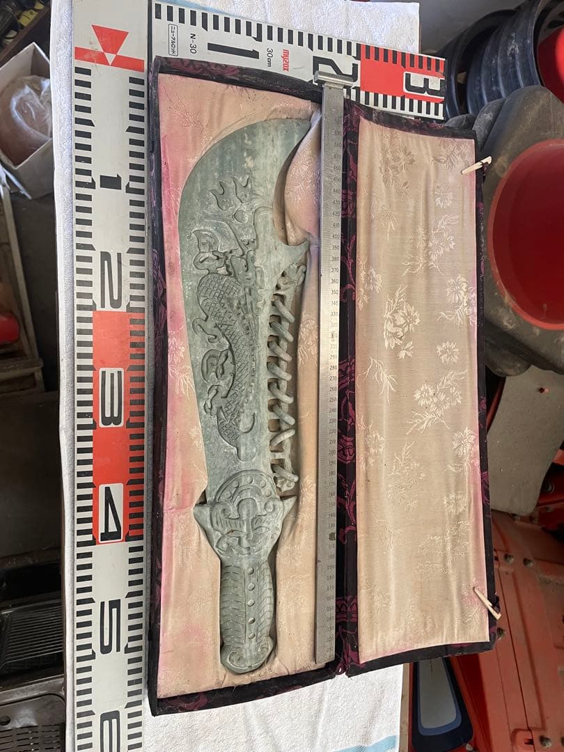 中国 古玩 石製 緑石 彫刻 刀形 龍文 飾物 化粧箱付 縁起物 美術