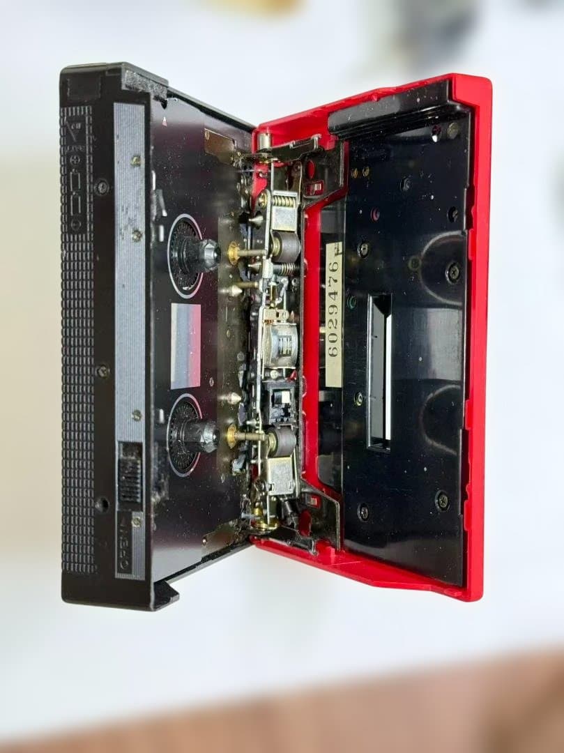 HITACHI カセットプレーヤー レッド