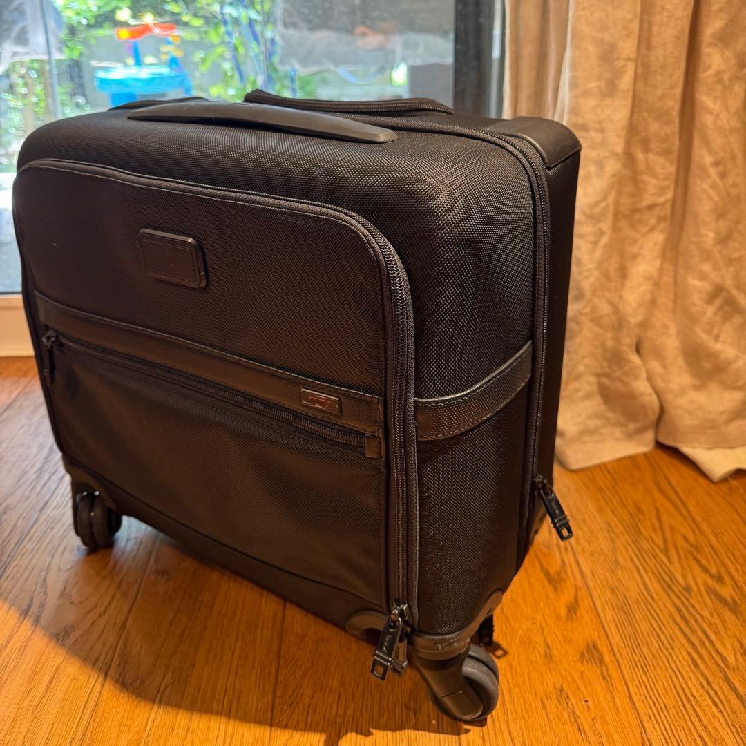 美品　TUMI ALPHA2 コンパクト・4ウィール・ブリーフ　おまけ付き