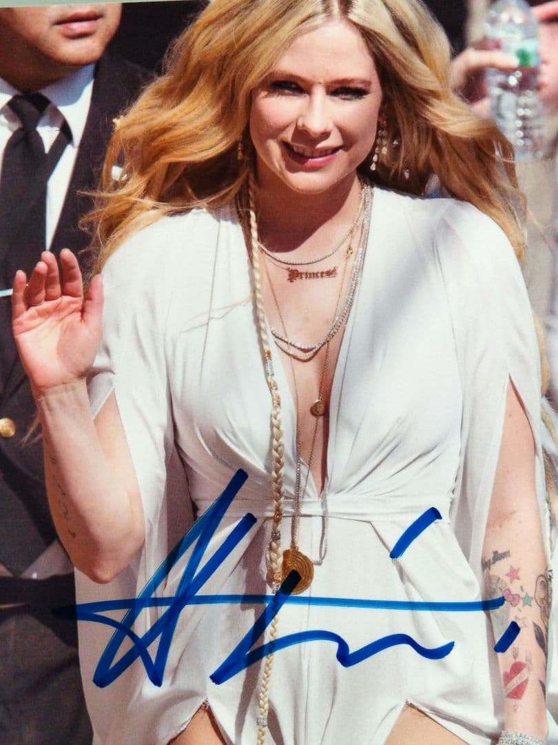 アヴリル・ラヴィーン直筆サイン入り2Lサイズ写真‥Avril Lavigne…
