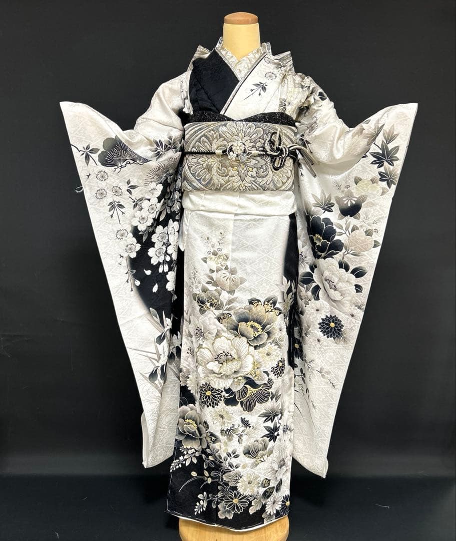 白地に黒　シックな椿や小花の振袖フルセット