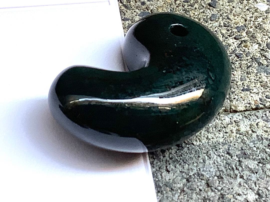 神宿る【 出雲石(青緑色の碧玉) 】島根県花仙山瑪瑙　青瑪瑙　出雲型勾玉　鑑別‼️