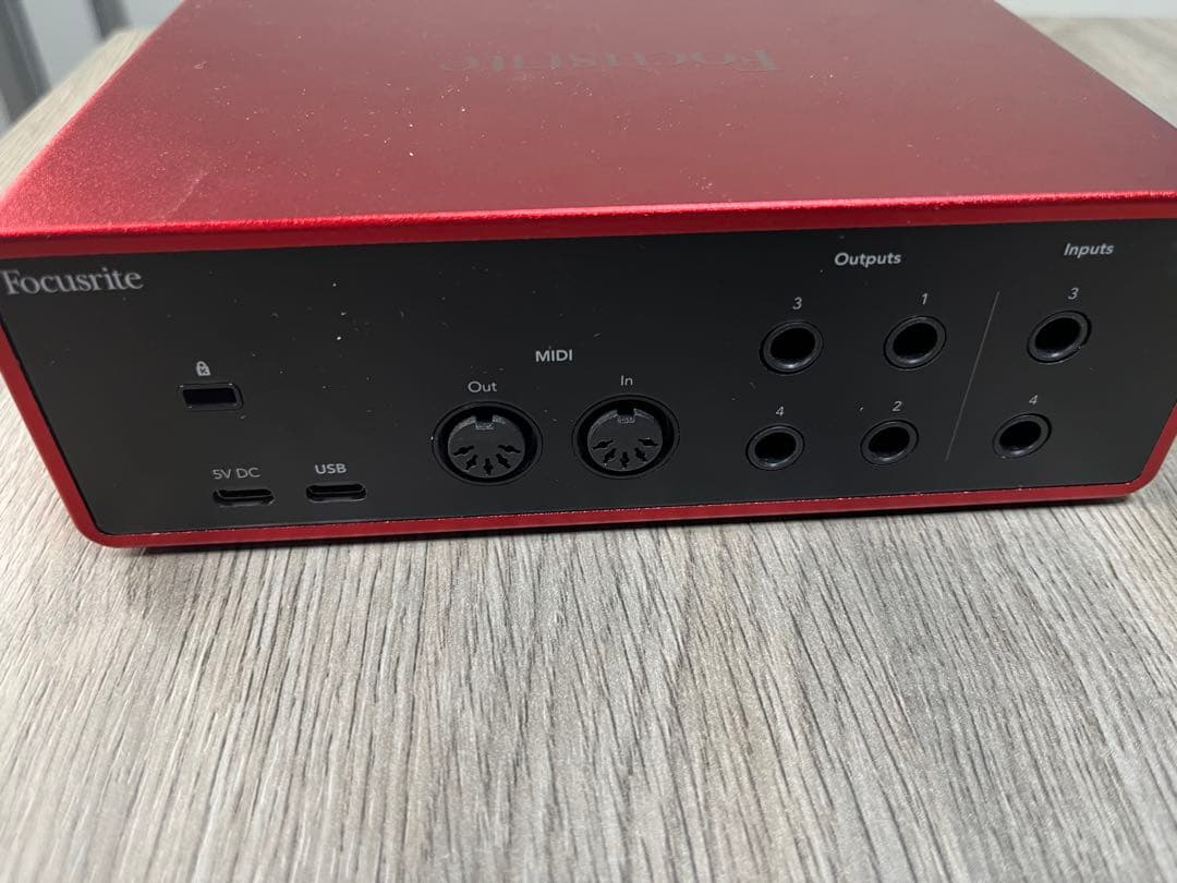Focusrite Scarlett 4i4オーディオインターフェイス