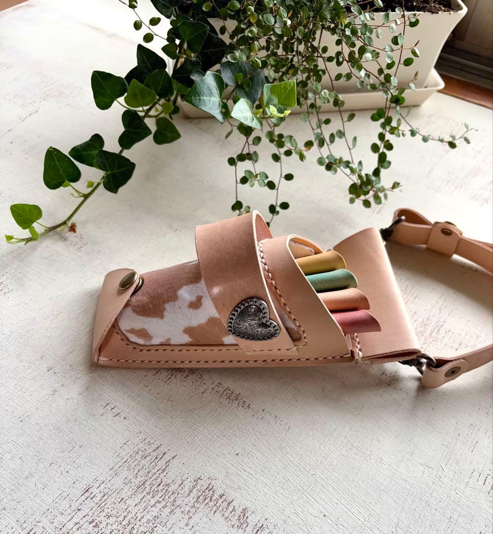 vivi ヌメ革ナチュラル、ハラコカウのコンパクトシザーケースと皮袋付き