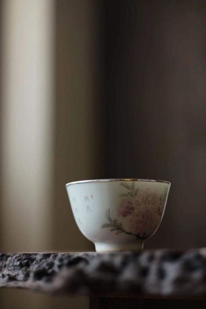 湯呑み、茶碗/茶器（単品）陶磁器(セラミック製) と銀製　手描き　雲由山坊｜桃花