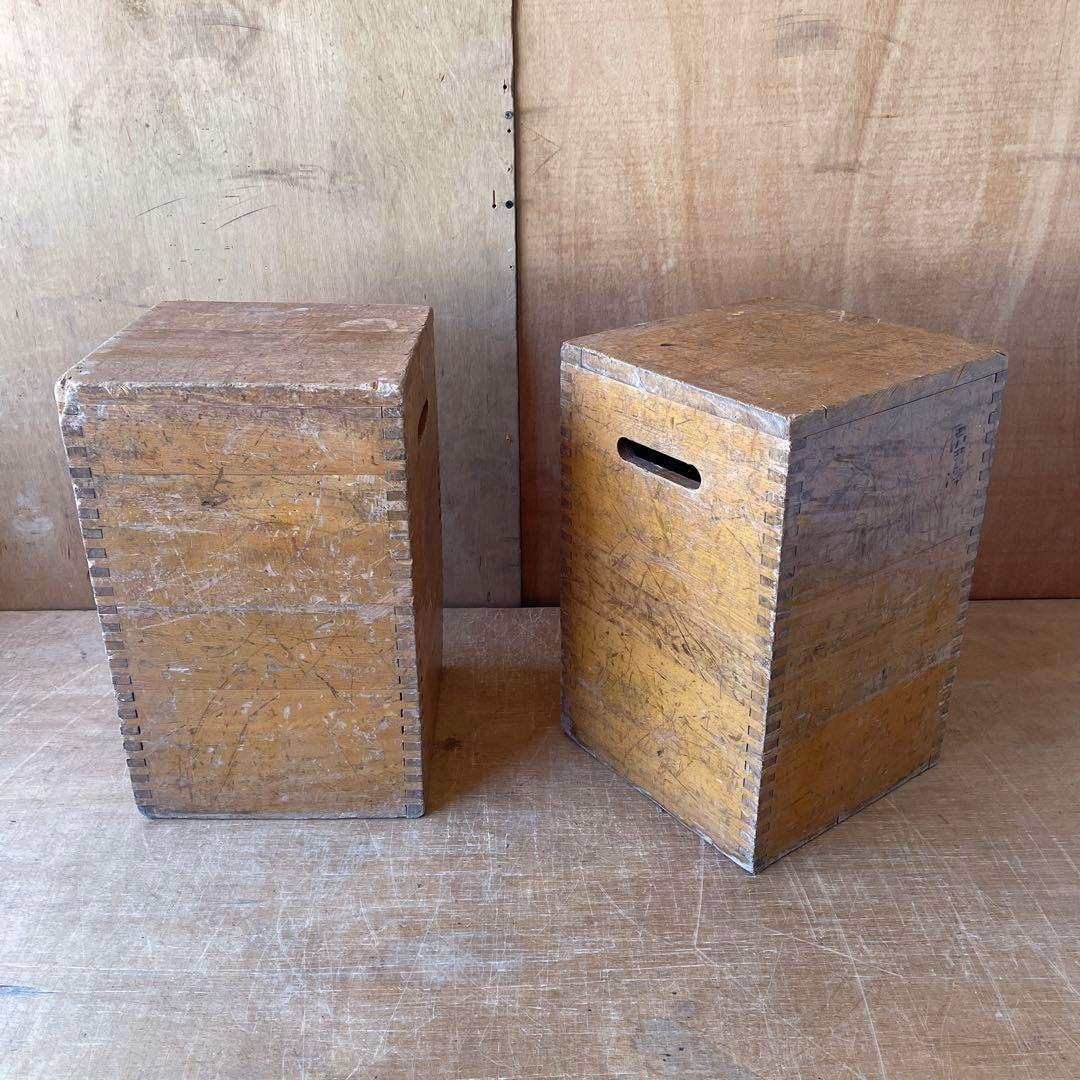 図工室の椅子　2脚　角スツール　アンティーク　レトロ