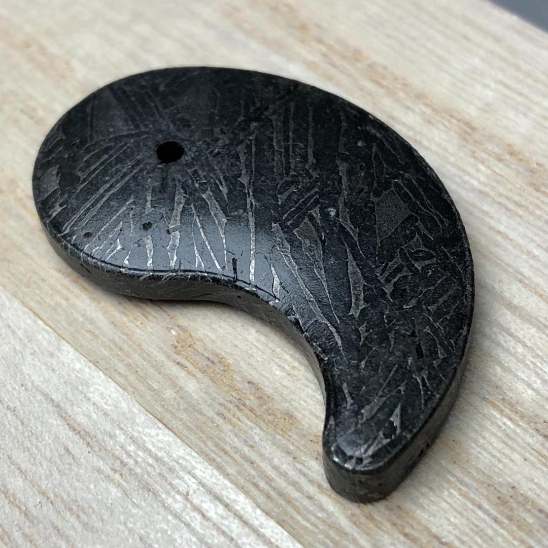 アルタイ隕石 勾玉　隕石　ペンダントトップ　メテオライト鉄隕石　重さ23ｇ