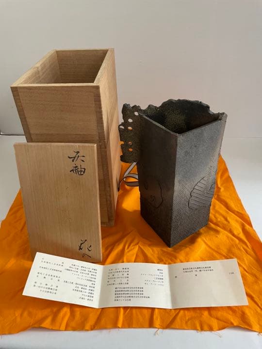 亀井勝　灰釉花入　 共箱・共布・栞