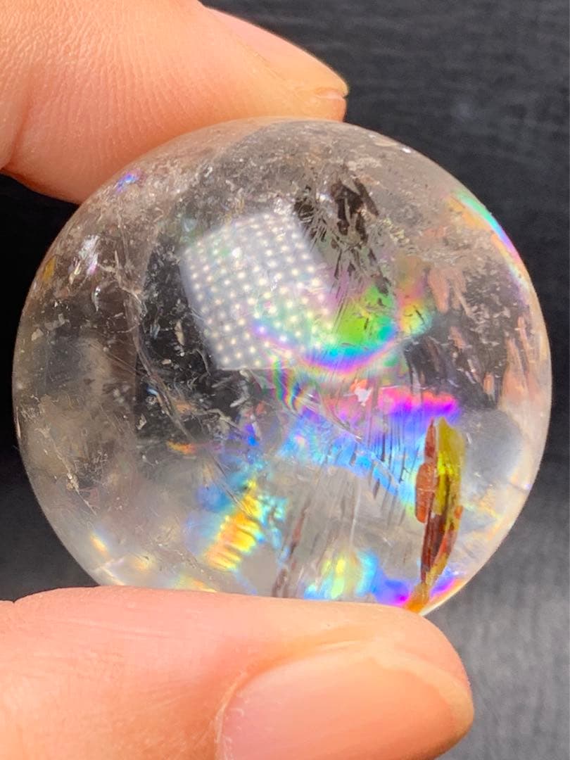 060847 虹入り　天然水晶玉台座付き31.6ミリ