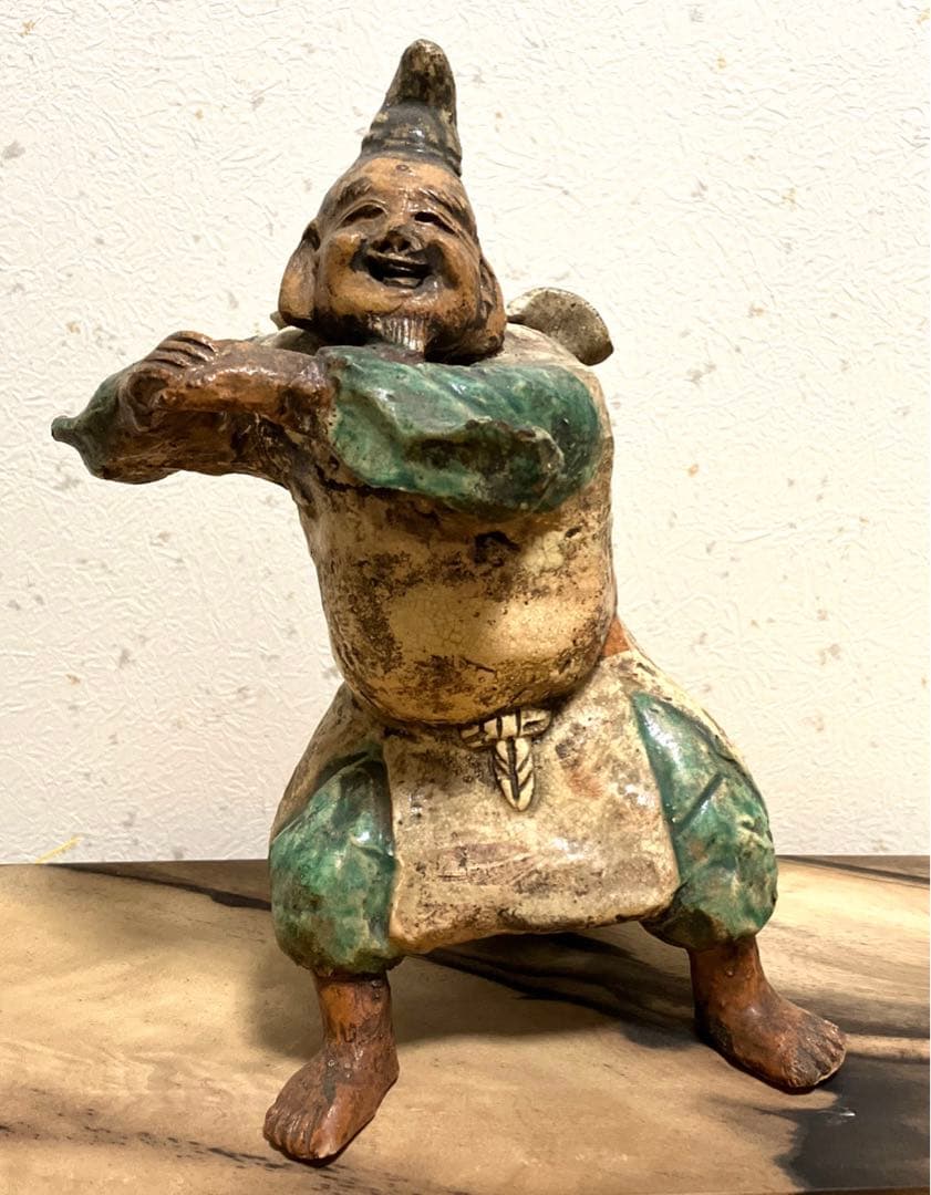 古い焼き物　踊る人物