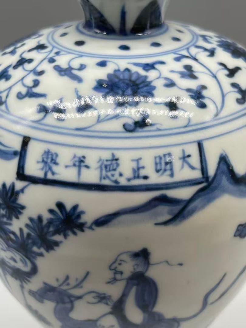 古代中国明朝時代　青花染め付き花瓶