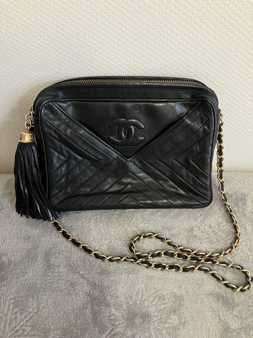 CHANEL ブラック ショルダーバッグ タッセル付き