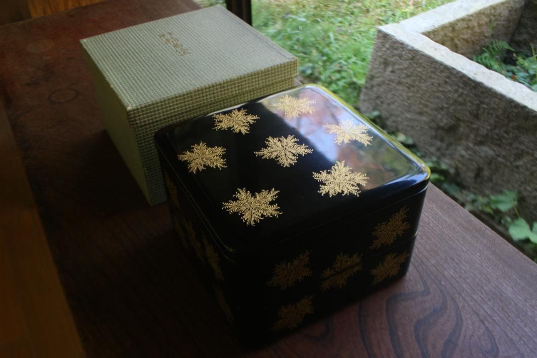 デッドストック！端正な内朱黒漆に優美なシノブ沈金の映える輪島塗二段重重箱お重