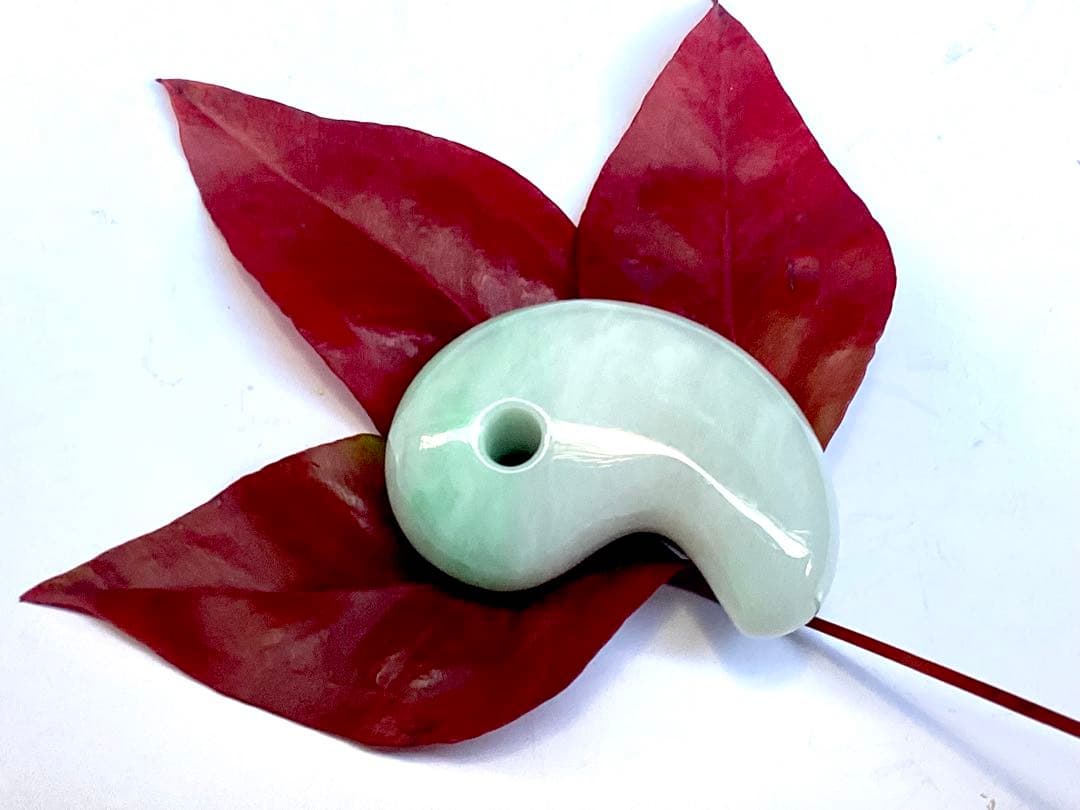 ✳premiumシリーズ　幸運の糸魚川翡翠翡翠 美麗 勾玉　御守りに　鑑別書付