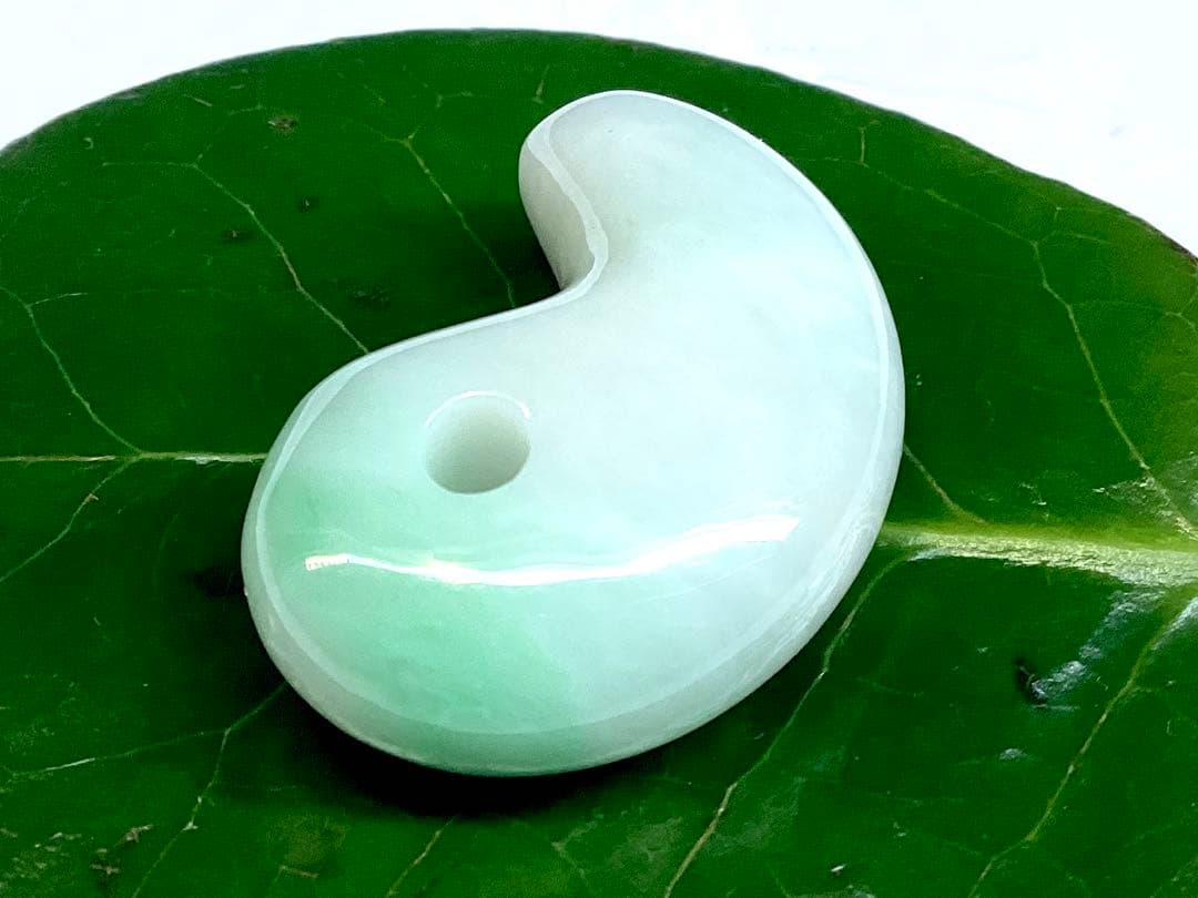 ✳premiumシリーズ　幸運の糸魚川翡翠翡翠 美麗 勾玉　御守りに　鑑別書付