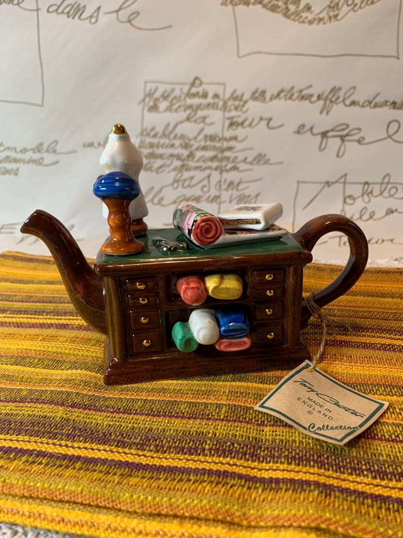 イギリス製　ビンテージのトニーカーターの可愛い服屋さんの手書きのポット！