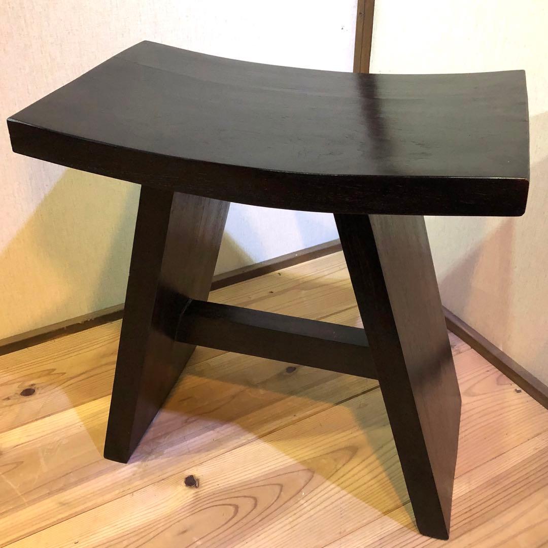 ずっしりとしたチーク材のスツール ダークカラー 腰掛 椅子 チーク無垢材