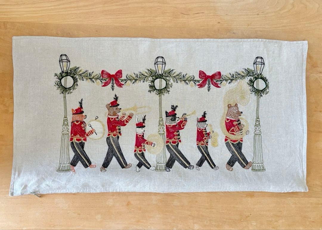 コーラルアンドタスク　クッションカバー　クリスマス　マーチングバンド