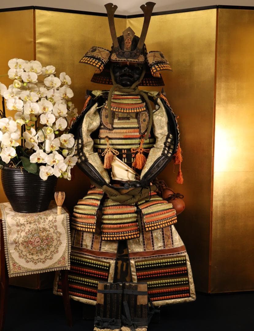 BY10　甲冑　具足　剣独鈷紋前立　黒胴当世素掛 緋縅　鎧櫃付き　等身大　武具