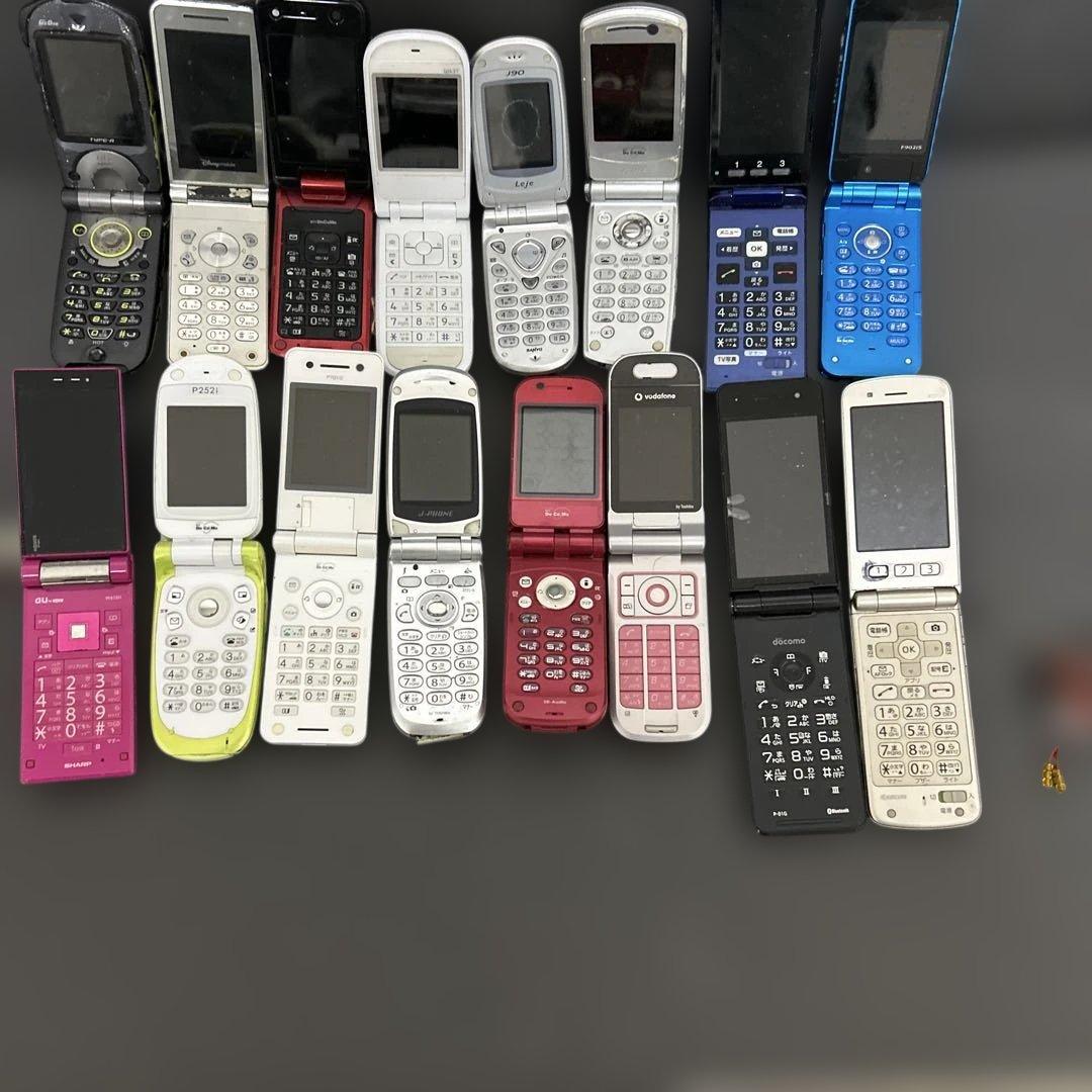 大量 携帯電話 ガラケー docomo/au 他 35台 ジャンク 部品取り