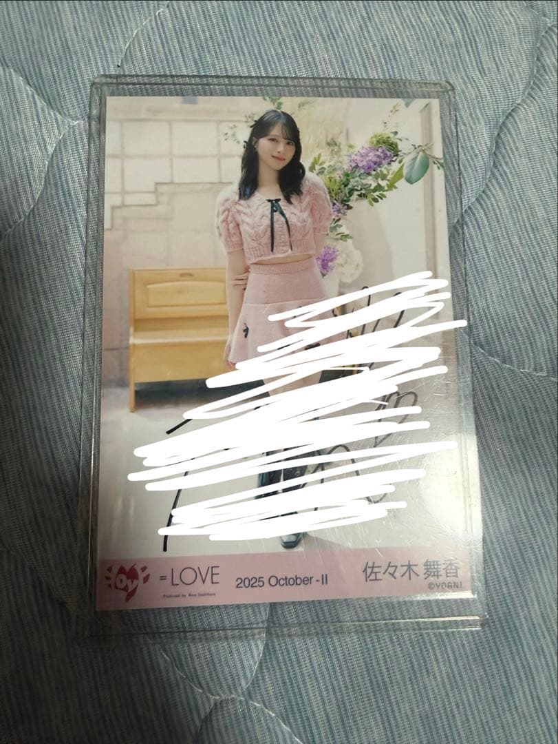 ＝LOVE 佐々木舞香 直筆 ラブソングに襲われる ピンクニット生写真 ヒキ