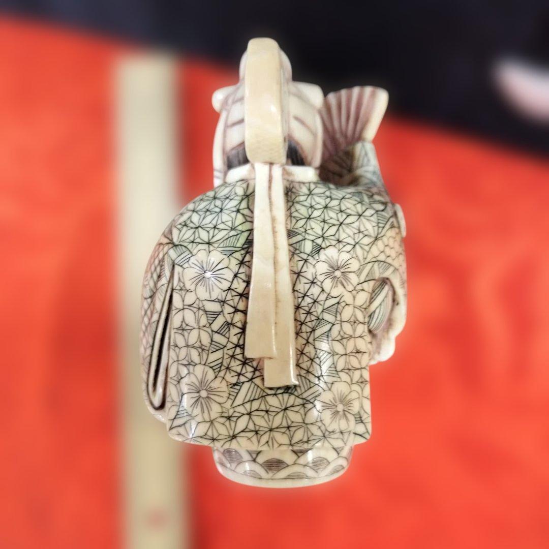 日本の扇子を持つ人形