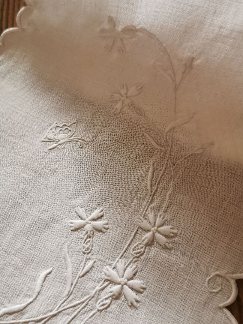 アンティーク フランス カワラナデシコと蝶の立体手刺繍 スカラップリネンランナー