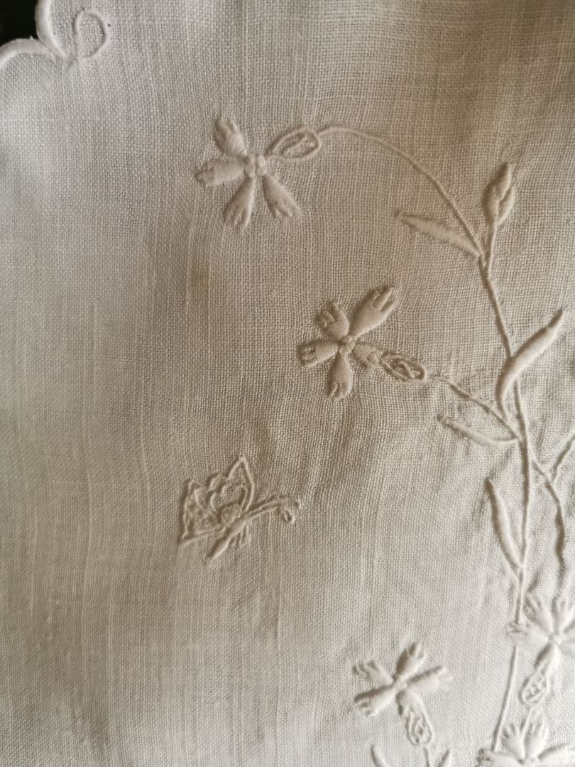 アンティーク フランス カワラナデシコと蝶の立体手刺繍 スカラップリネンランナー