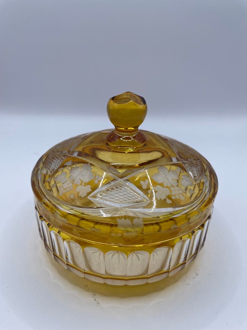 イエローガラス 蓋付き容器 花模様