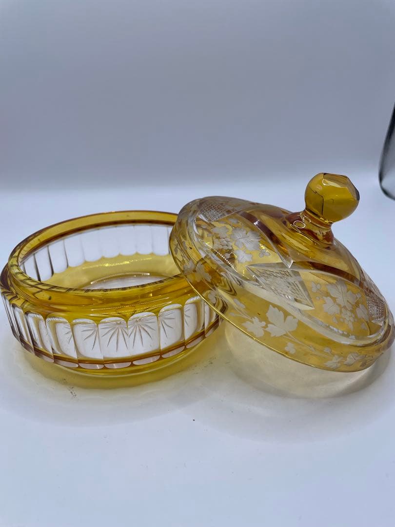 イエローガラス 蓋付き容器 花模様