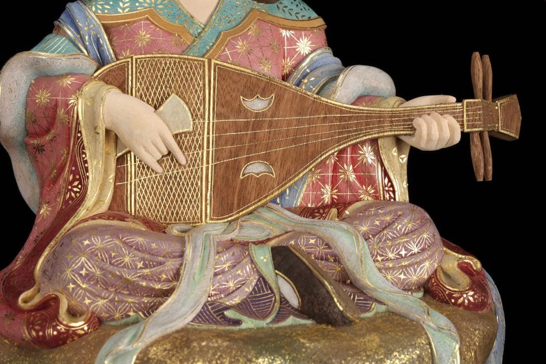 現代大仏師 向吉悠睦 秀逸作 木彫彩色像 琵琶を奏でる天女 ガラスケース 共箱付
