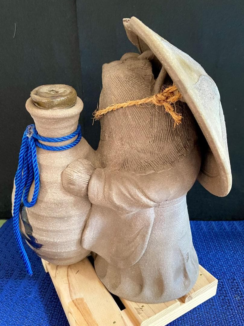 値下げ！【超レア・二六作】狸の酒瓶持ち陶器置物 在落款有 時代物 現品中古
