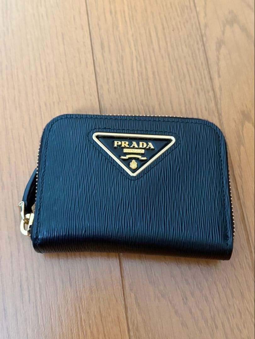 美品　PRADA 小銭入れ　トライアングル　ラウンドファスナー