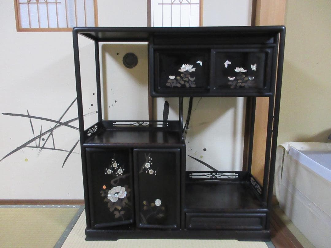 螺鈿細工の飾り棚　茶箪笥　段違い　和風飾り棚　 貝殻装飾付き　希少