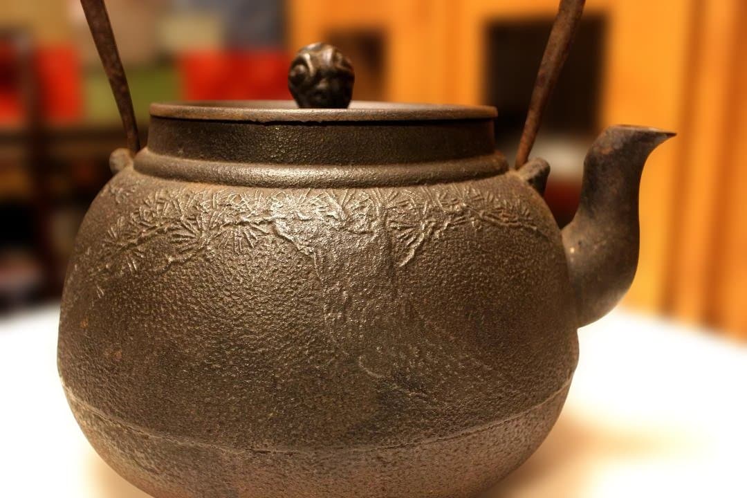 鋳鉄製 花模様 鉄瓶