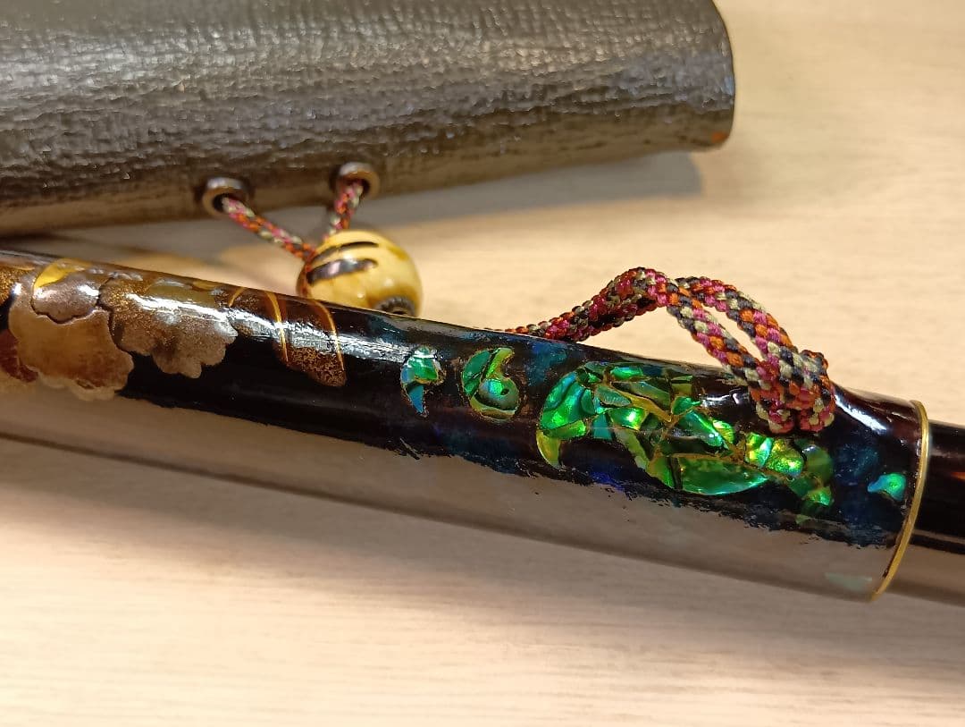 煙草入／蜻蛉前金具／草花図漆蒔絵螺鈿細工