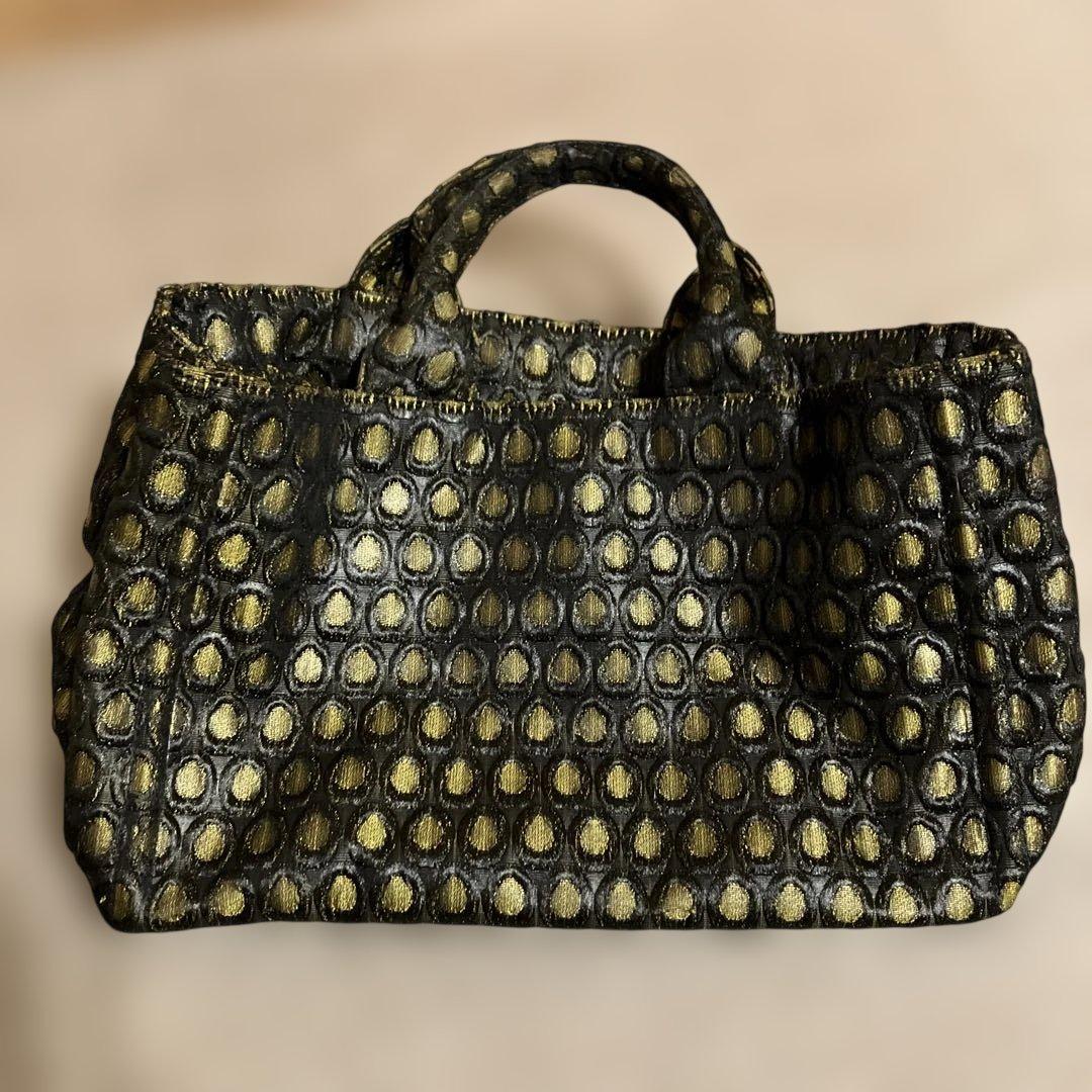 プラダ　黒と金のドット模様ハンドバッグ