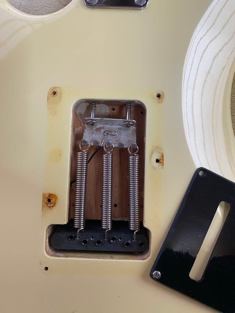 24フレットミディアムスケール　ディマジオ　ロック式トレモロ　マグナムロックペグ