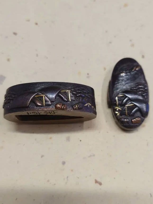 縁頭、赤銅地に山村図、 銘、宗重