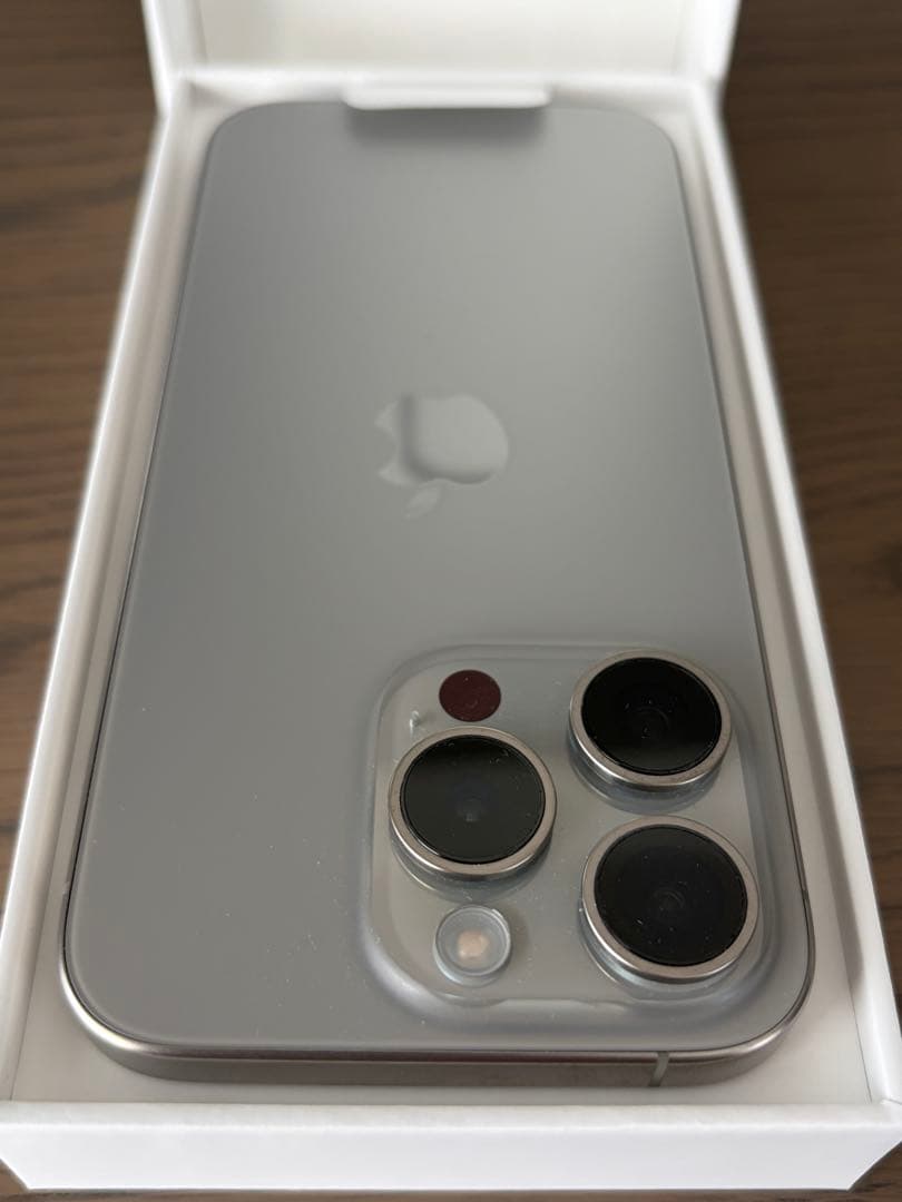 【美品】Apple ⭐︎ iPhone15 SIMフリー　チタニウム