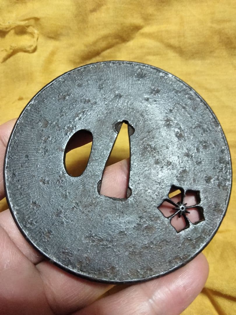 鉄地大鍔　鐔　(甲冑師　梅透かし)　阿弥陀鑢　室町〜江戸時代　箱付き