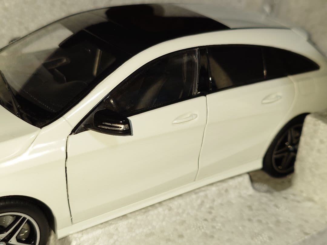 メルセデスベンツ CLAシューティングブレーク 1/18 ミニカー ホワイト