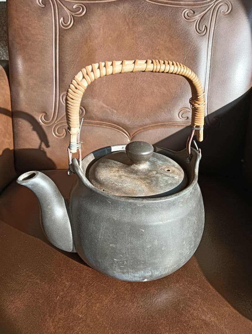 骨董品　黒色　陶器　茶釜 籐巻き取っ手