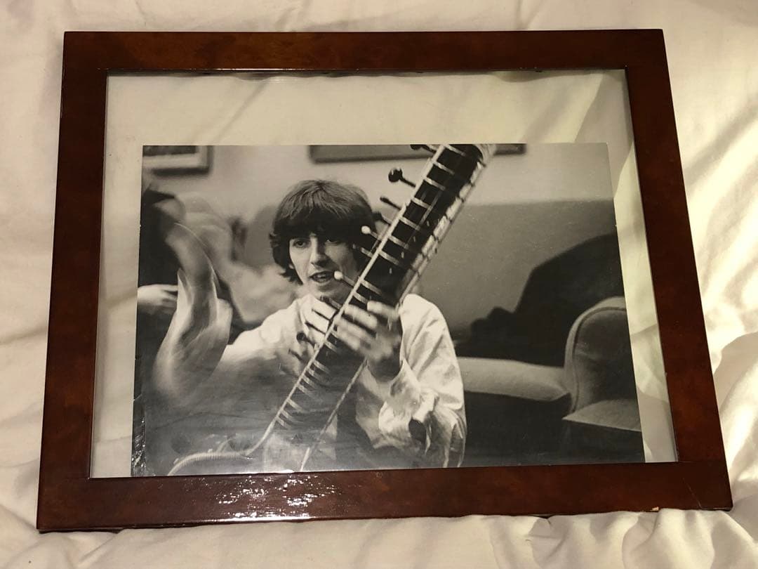 ジョージ・ハリスン シタール演奏 ポートレート写真　額装　カメラプラスロンドン作