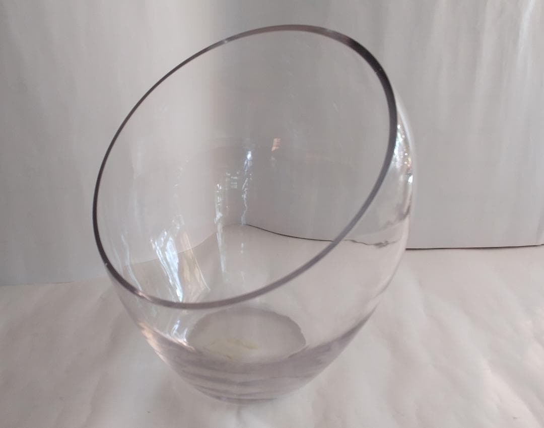 ユニーク な形状のガラス製 花瓶 花器 金魚鉢 メダカ鉢 です。