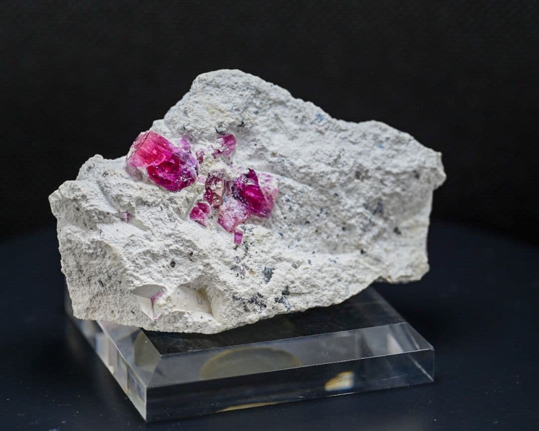 17日出品取り消します　貴重品レッドベリル結晶　鉱物原石