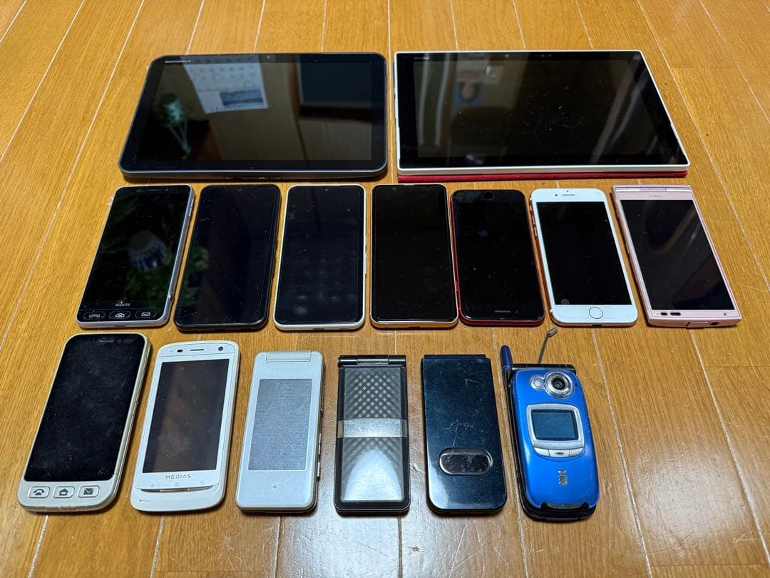 携帯電話　ガラケー　ジャンク品　部品取り　いろいろ　まとめ　15台