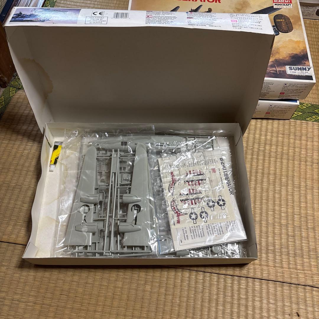 アカデミー米軍爆撃機B-17 3機 B-24 3機 プラモデル 1/72