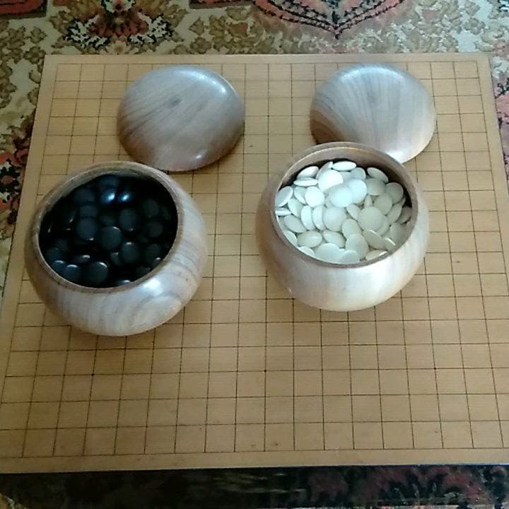 約40年前の新榧の碁盤。高級碁石碁笥付